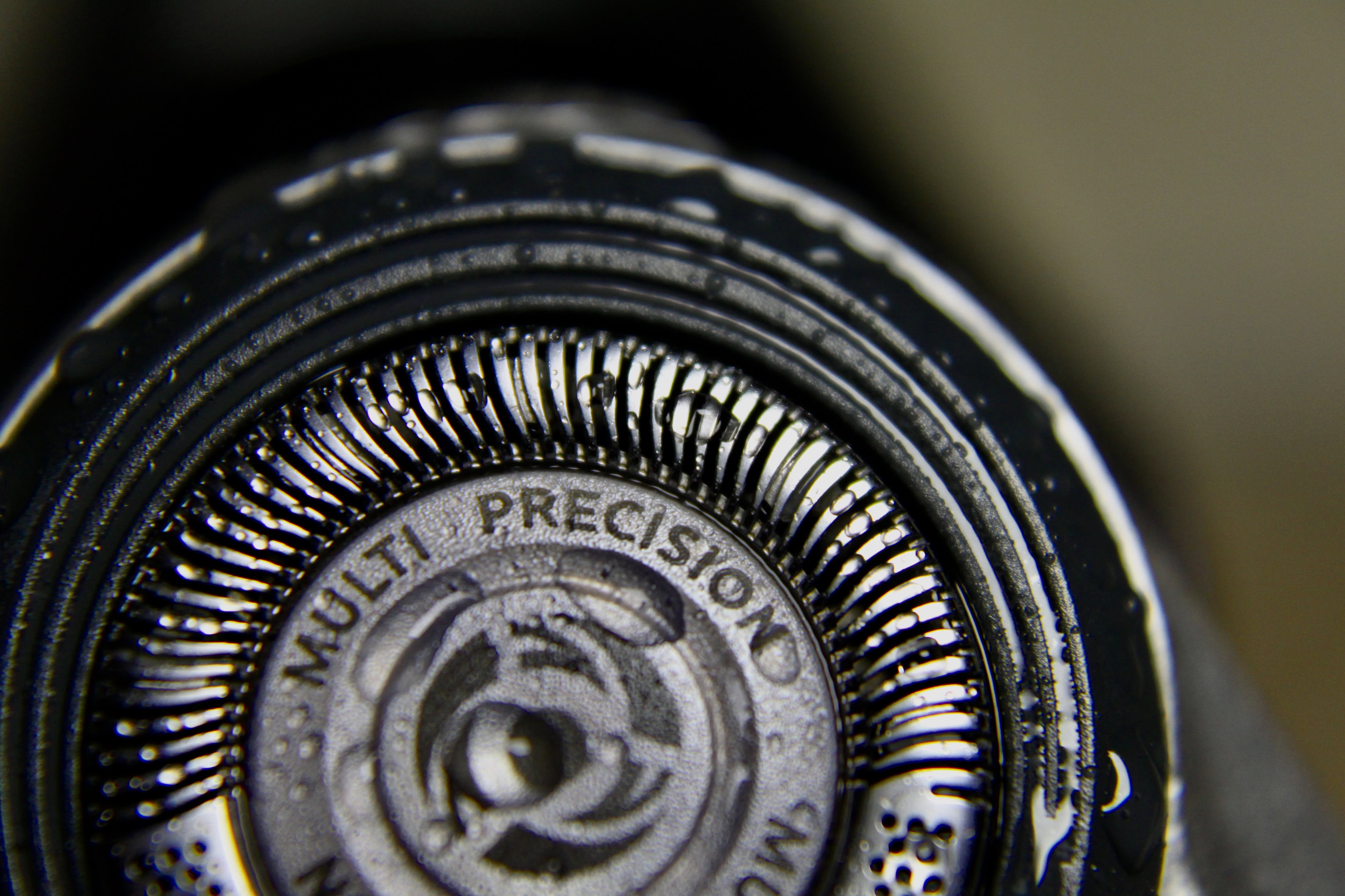 Shaver head with water droplets