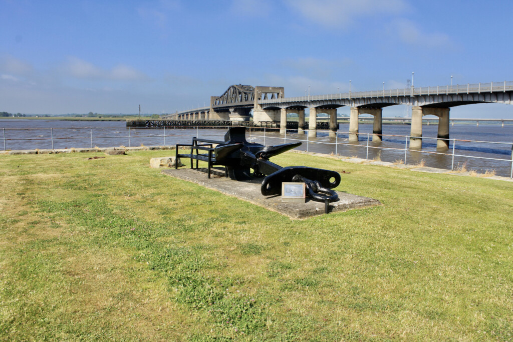 Seat & memorial by Kincardine Bridge