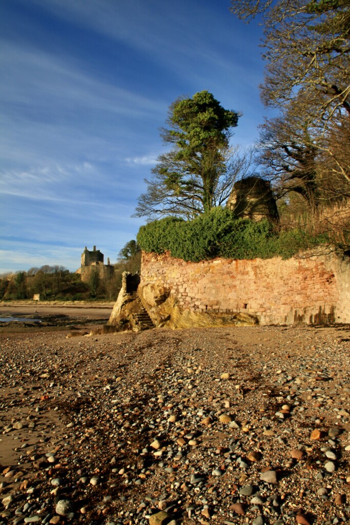 Ravenscraig Castle & doocot